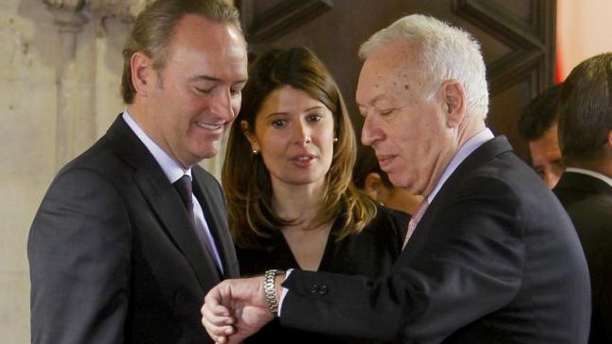 Esther Pastor, entre Fabra y Margallo, en 2012.