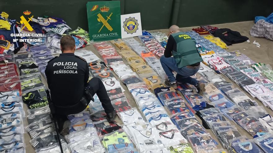 Detienen a tres personas en Peñíscola por vender ropa falsificada