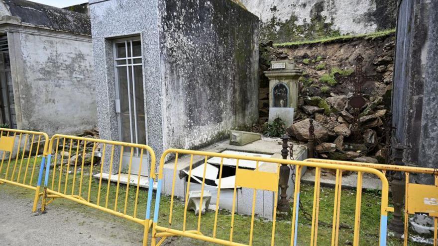 Vallada la zona sobre la que cayó parte del muro del cementerio de San Mauro