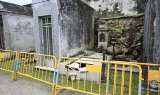 Vallada la zona sobre la que cayó parte del muro del cementerio de San Mauro