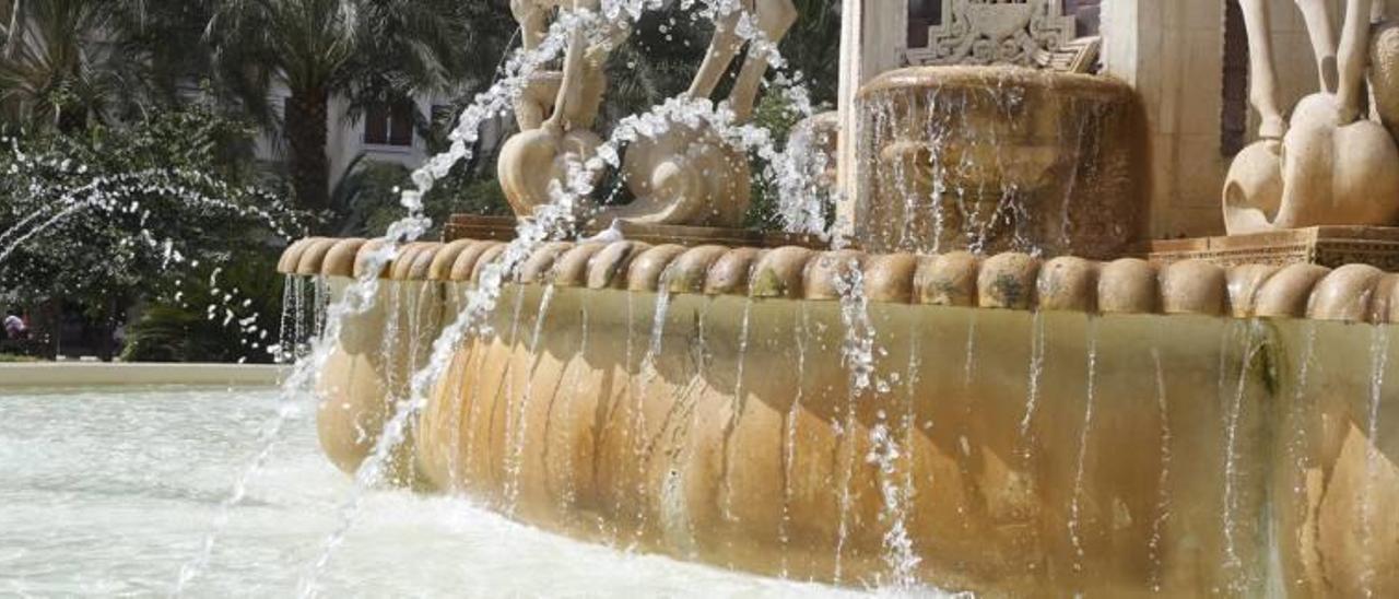 La base del escultórico monumento de la fuente de Los Luceros ha adquirido un color anaranjado del que Aguas de Alicante ha alertado al Ayuntamiento.