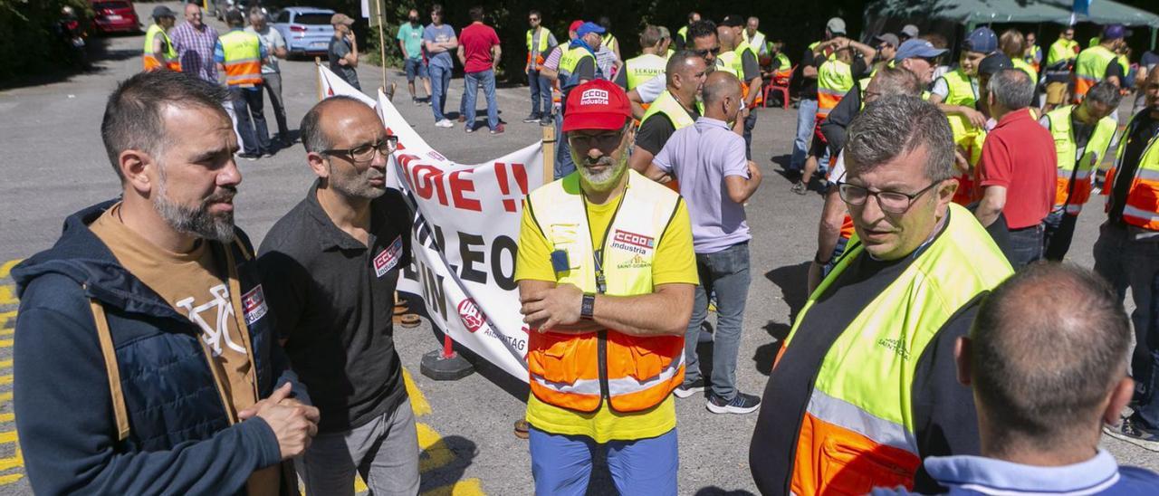 José Manuel Zapico y Damián Manzano, ayer, conversan con trabajadores de Sekurit en huelga. | María Fuentes