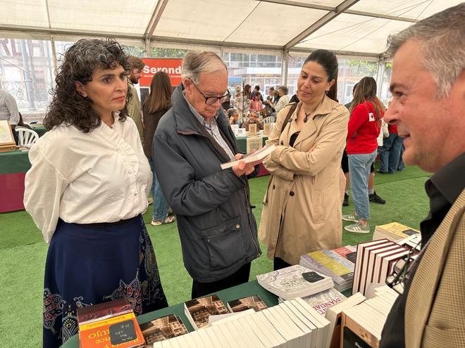 En imágenes: Luarca disfruta de la IX Feria del Libro que reivindica la profundidad frente a la "prisa social"