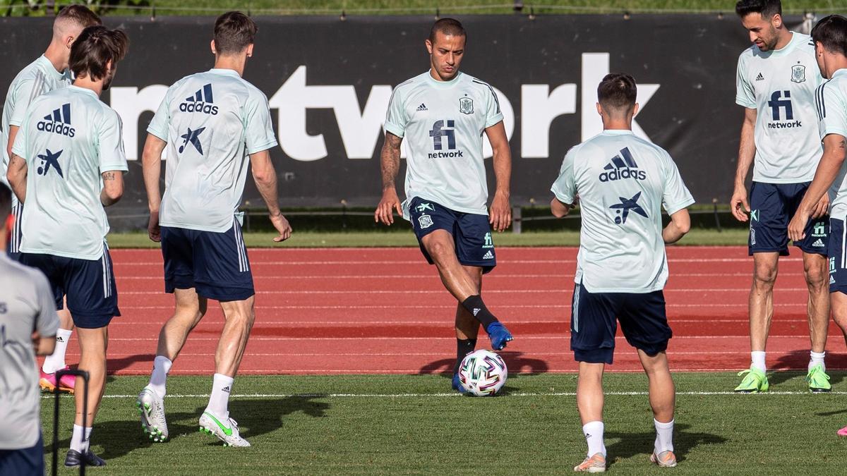 Thiago Alcántara, con el balón, en un rondo.