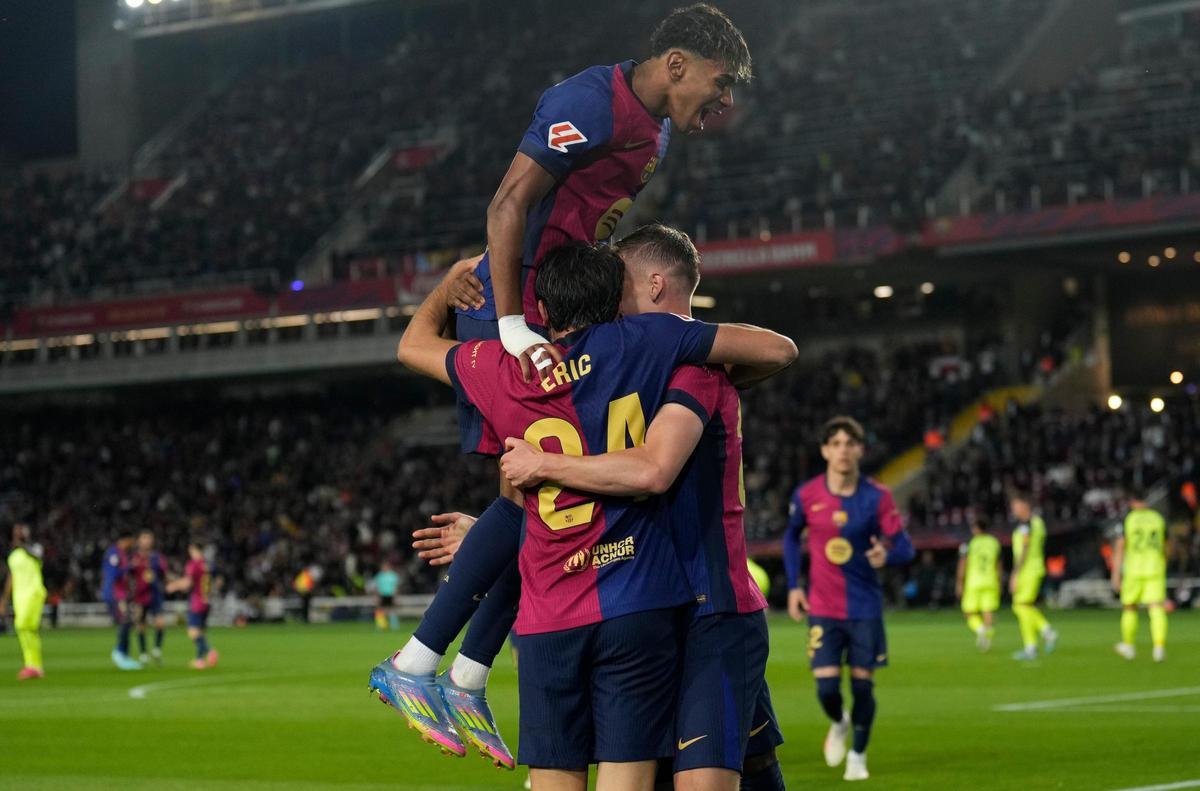 Los jugadores del Barça celebran el gol de Olmo