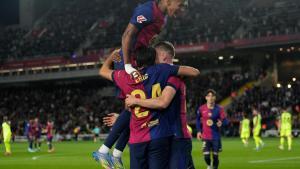 Los jugadores del Bar?a celebran el gol de Olmo