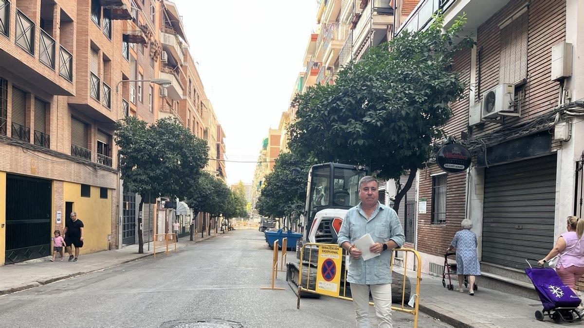El responsable de Infraestructuras, Miguel Ruiz Madruga, en la calle Marruecos.