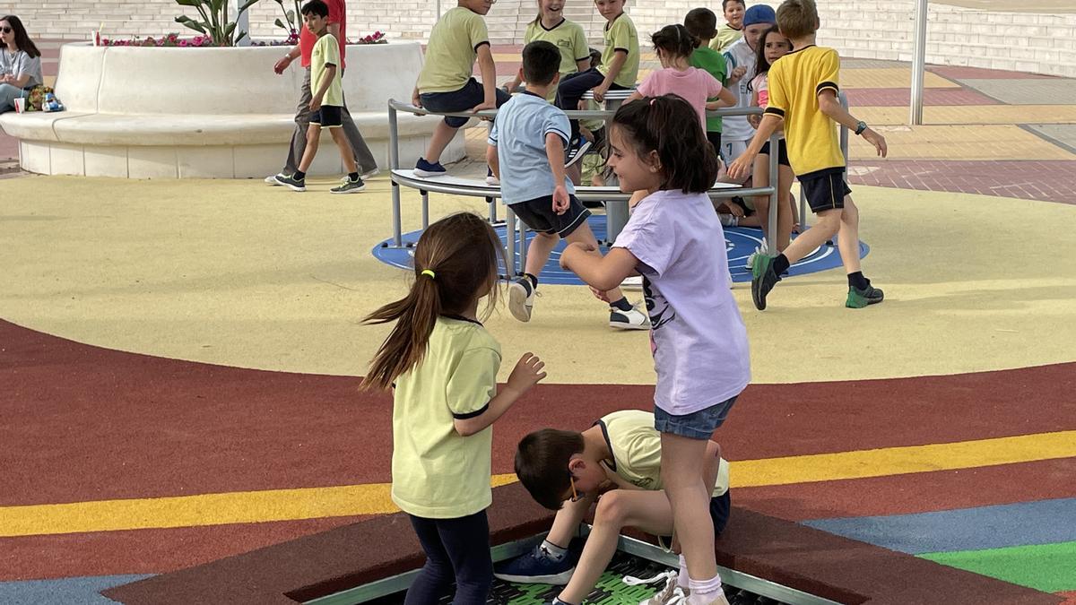 Niños jugando en el nuevo parque