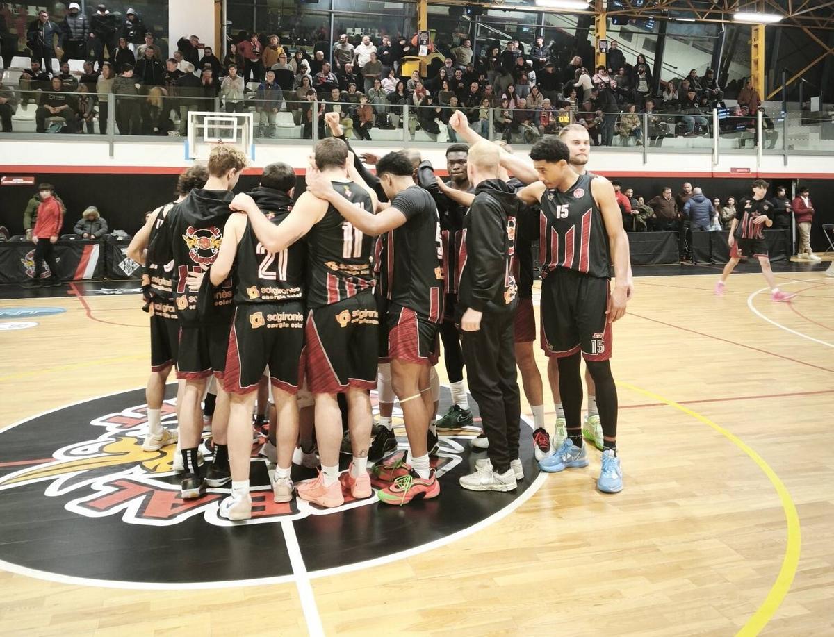 L’equip fent pinya al Pavelló Vell.