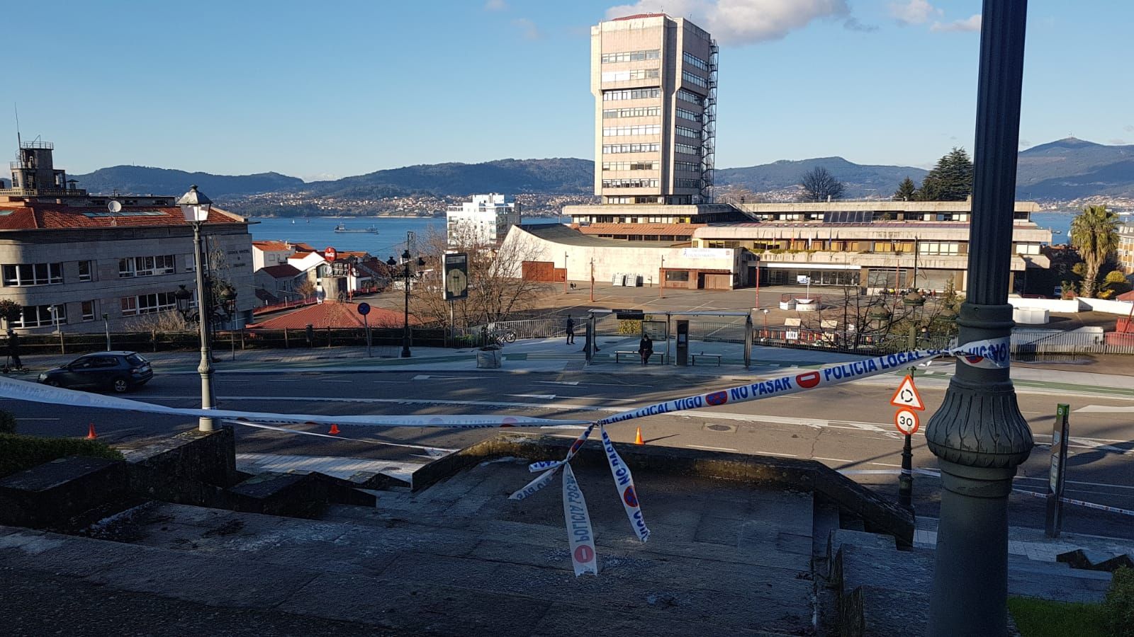 Las escaleras de O Castro, precintadas por el hielo