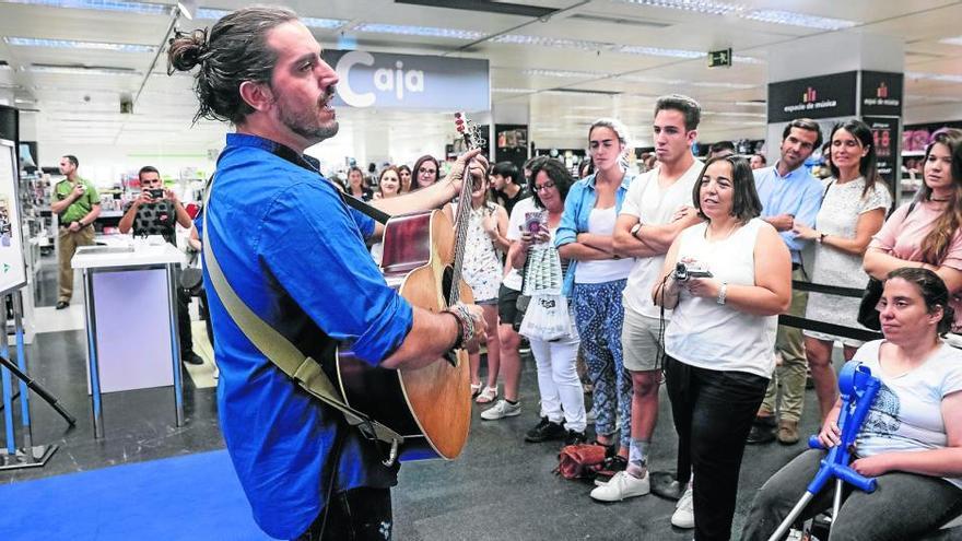 Andrés Suárez cantó a sus fans mallorquines