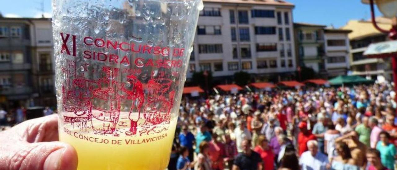 La celebración del Concurso de sidra casera en la plaza del Ayuntamiento de Villaviciosa. | V. Alonso