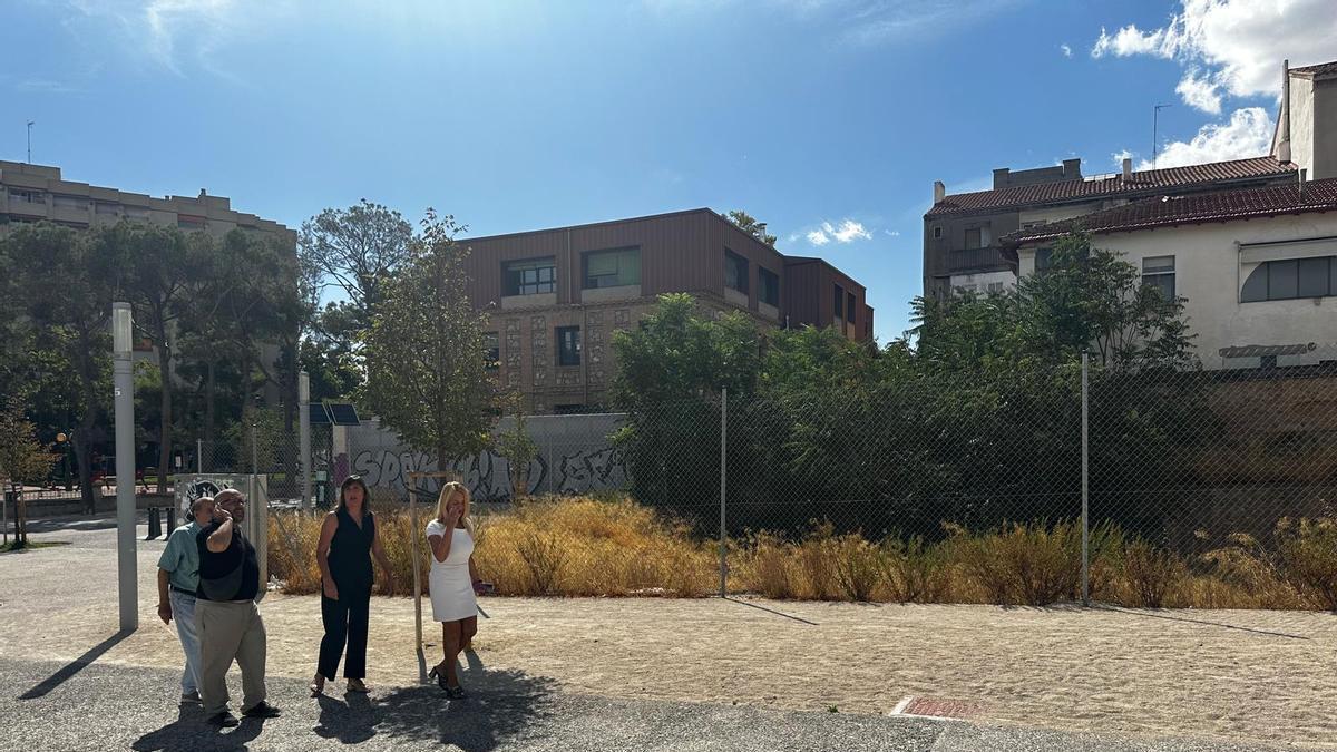 La portavoz del PSOE en Zaragoza, Lola Ranera, en su visita al parque Pignatelli.