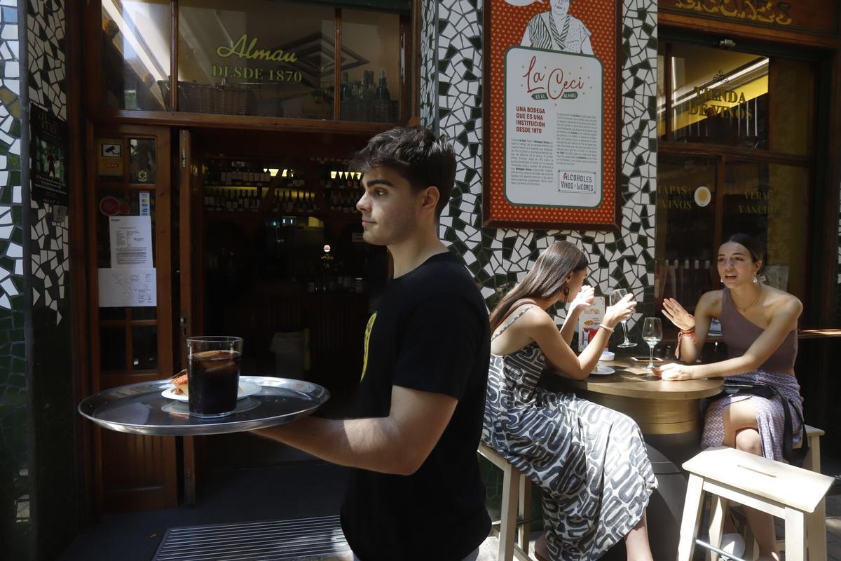 REPORTAJE CON TRABAJADORES QUE HAN ENCONTRADO TRABAJO ESTE VERANO EN HOSTELERIA HELADERIA