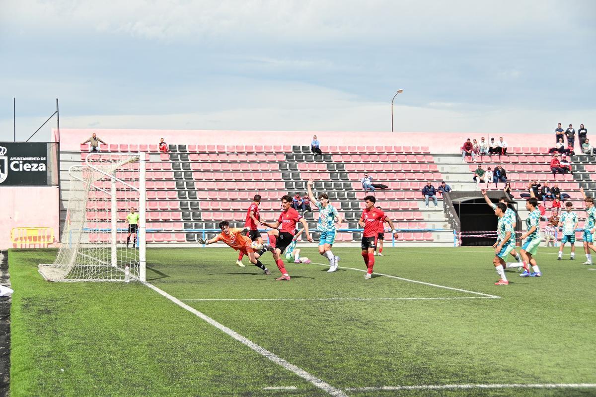 Un momento del encuentro disputado en La Arboleja.