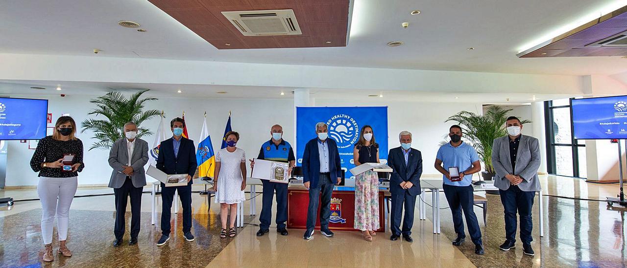 Los  primeros en recibir el distintivo Adeje destino saludable en el acto celebrado en el Centro de Desarrollo Turístico, ayer.