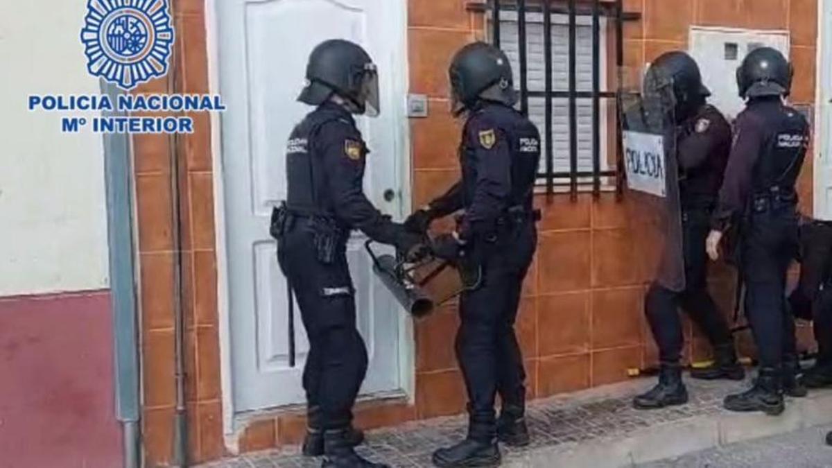 Un instante de la operación policial en Elche.