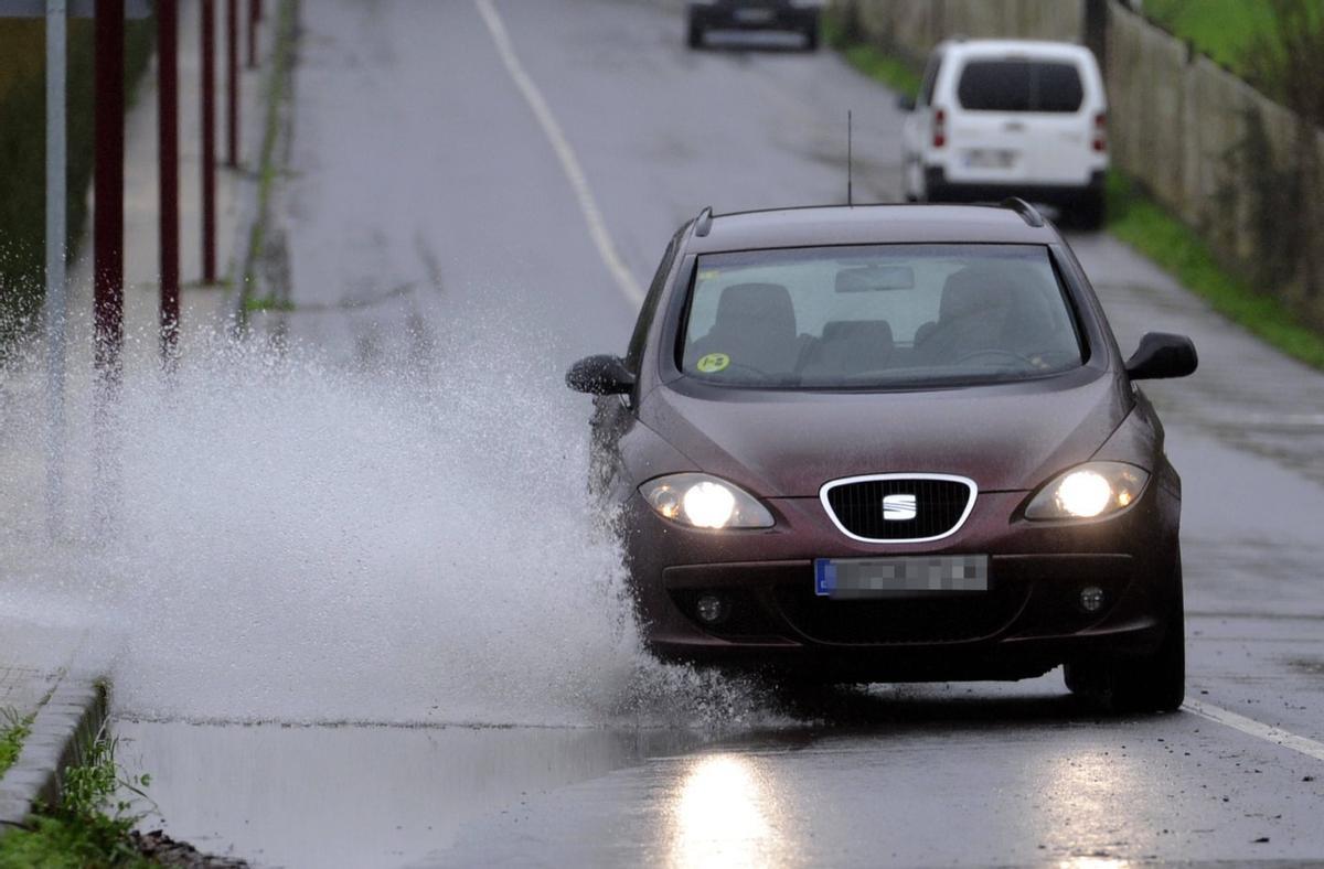 Las balsas de agua en las carreteras se sucedieron durante el invierno.