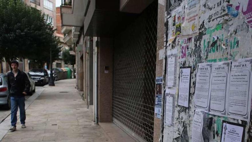 Pared de un edificio de Bos Aires, llena de esquelas. // Bernabé/Gutier
