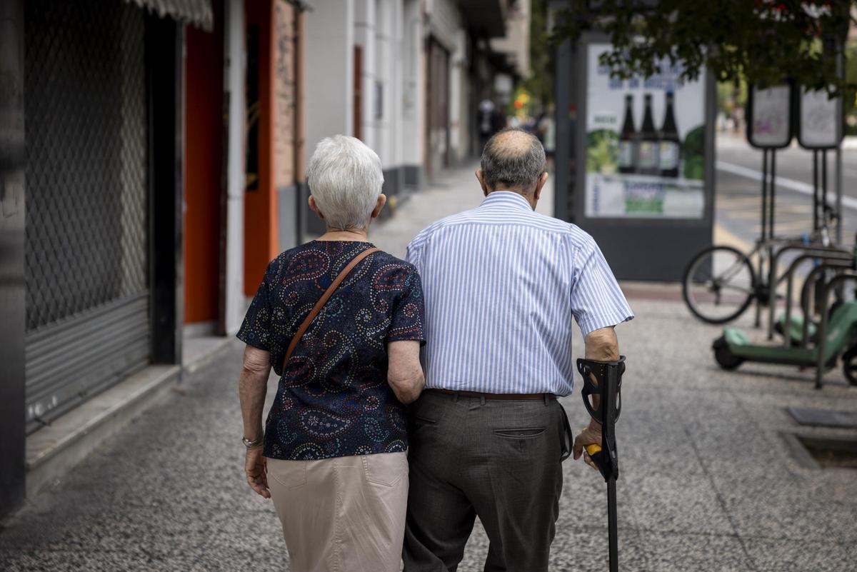 Dos personas mayores caminan por Zaragoza, en una imagen de archivo.