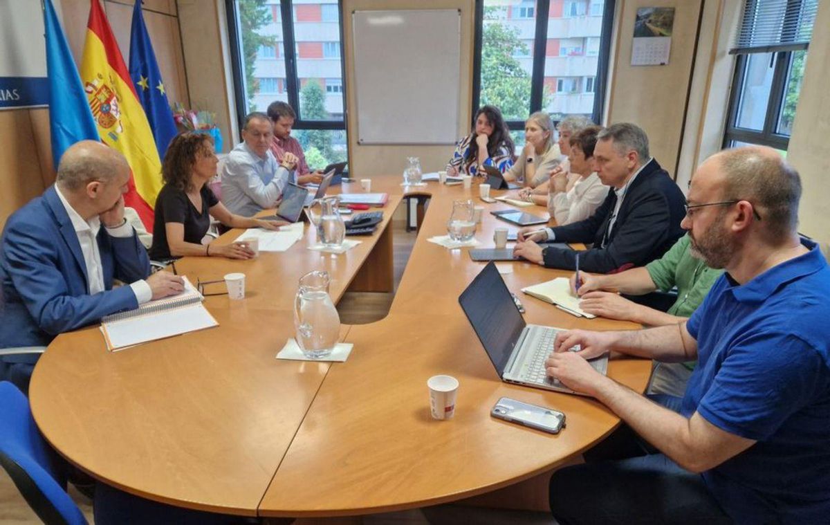 La Consejera de Educación, con el comité de directores de Secundaria.