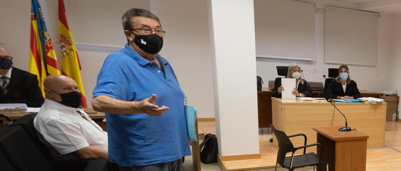 El yerno de Puskas, de pie, y el otro acusado en el juicio celebrado en la Audiencia de Alicante.