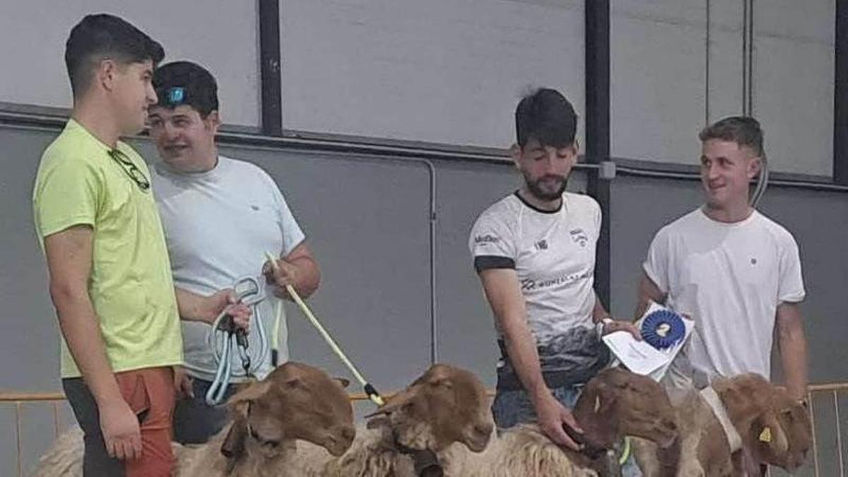 Vitorín, segundo por la derecha, con el lote que presentó en el Concurso Regional, en Laviana.