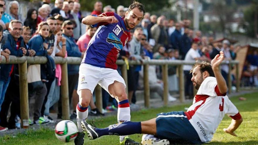 Álex, del Gijón Industrial, corta un avance de Pablo Acebal.