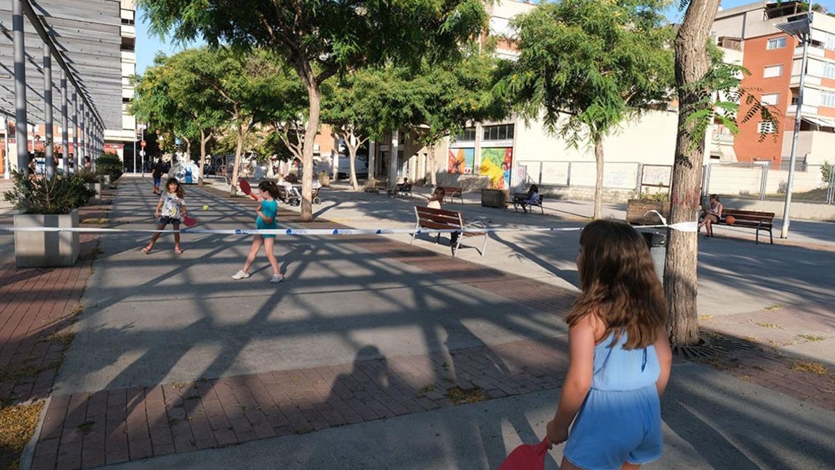 Niñas jugando en Sant Boi en el marco del programa de verano 'Esport a la plaça', el pasado julio