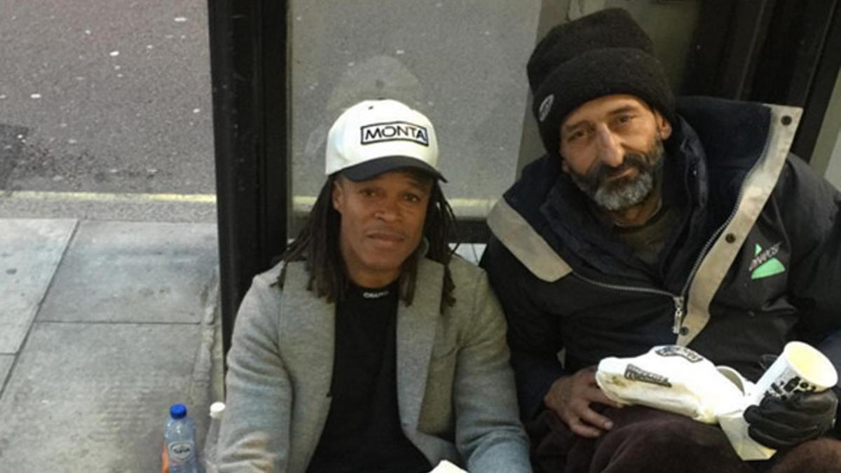 Davids junto a un homeless