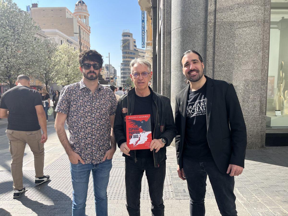 Miguel y Julián Casanova, junto al ilustrador Carles Esquembre (derecha), en Madrid.