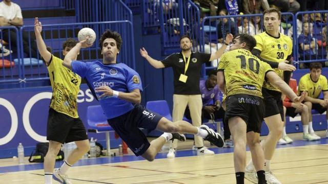 Un momento de un partido entre el Confía Base Oviedo y el Soria. | MARIO CANTELI