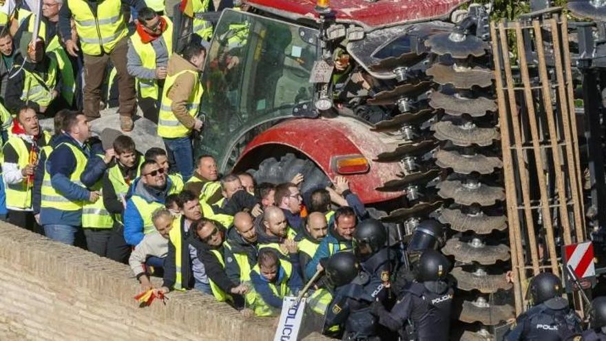 Muere el agricultor David Lafoz, uno de los primeros voluntarios que retiraron barro con su tractor tras la dana