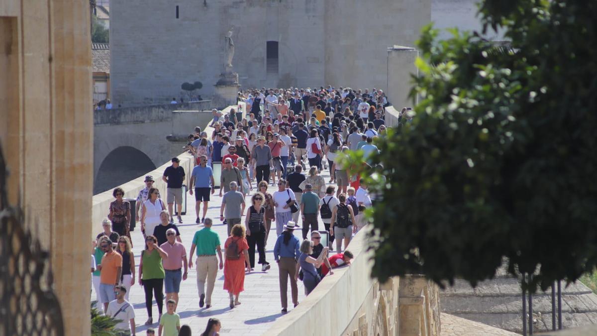 Turistas en el Puente Romano de Córdoba.