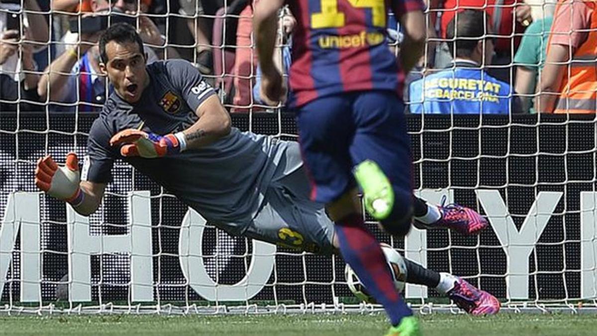 Claudio Bravo detuvo un penalti decisivo en la visita del Valencia