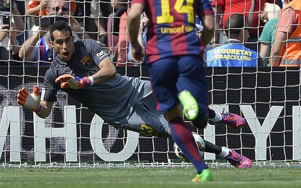 Claudio Bravo detuvo un penalti decisivo en la visita del Valencia