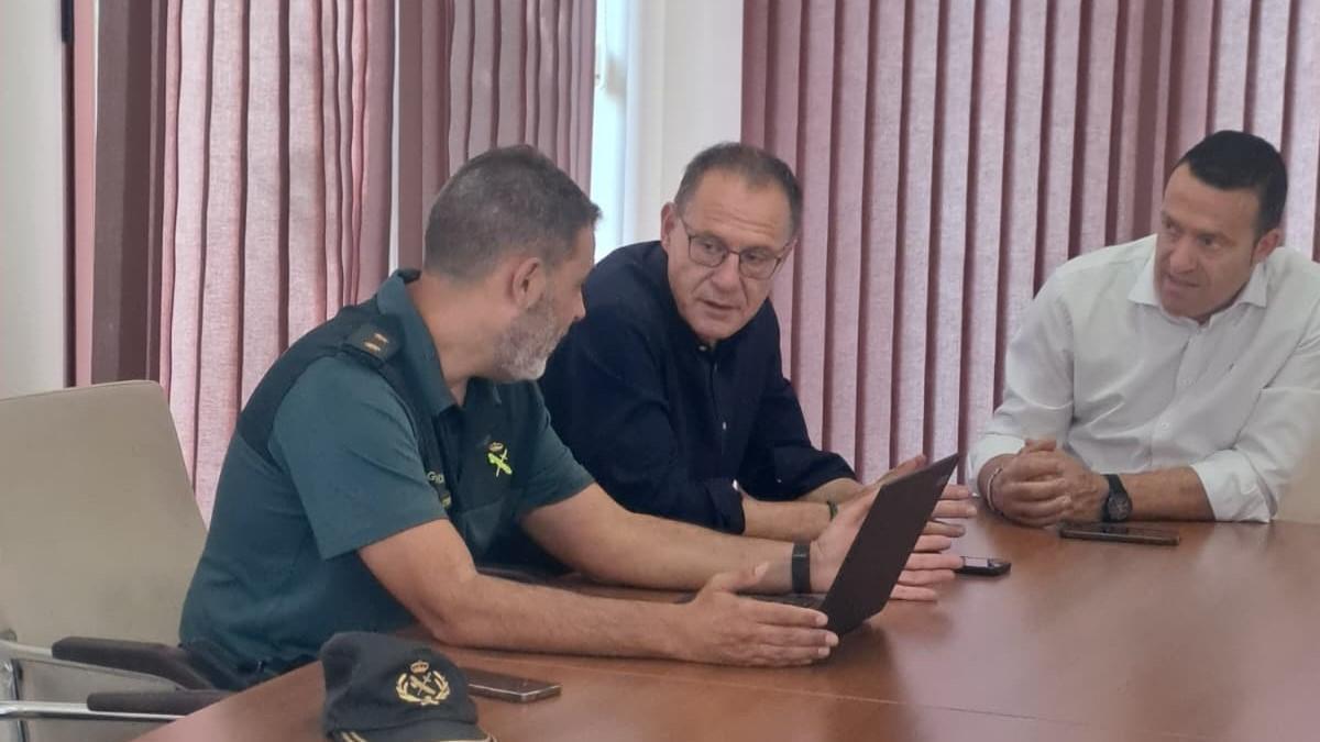 Reunión del subdelegado y el responsable de la Guardia Civil en Zamroa con el alcalde de Monfarracinos