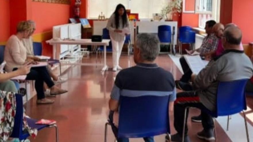 Clases de canto para curar y subir el ánimo en las residencias de mayores de Asturias: &quot;Favorece la conexión con otras personas&quot;