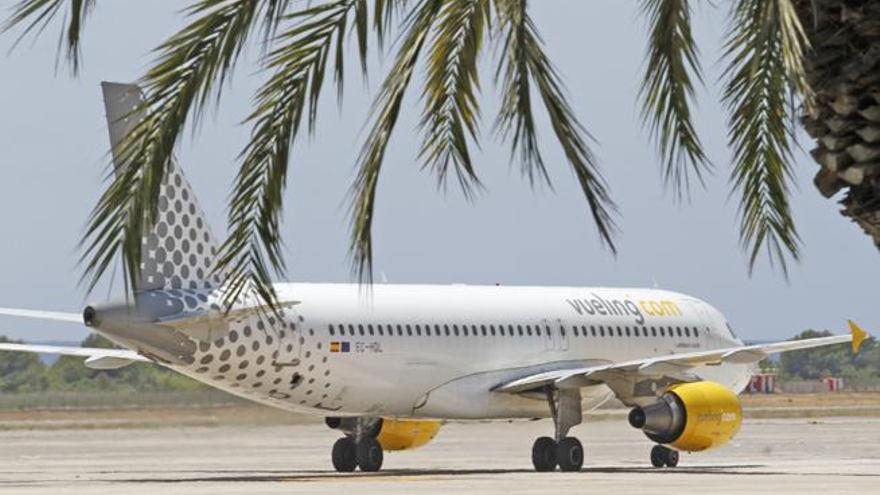 Un avión de de la aerolínea de bajo coste Vueling en el aeropuerto de Ibiza.