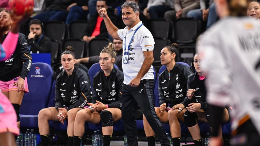 Ambros Martín, seleccionador de las Guerreras de balonmano antes del Mundial