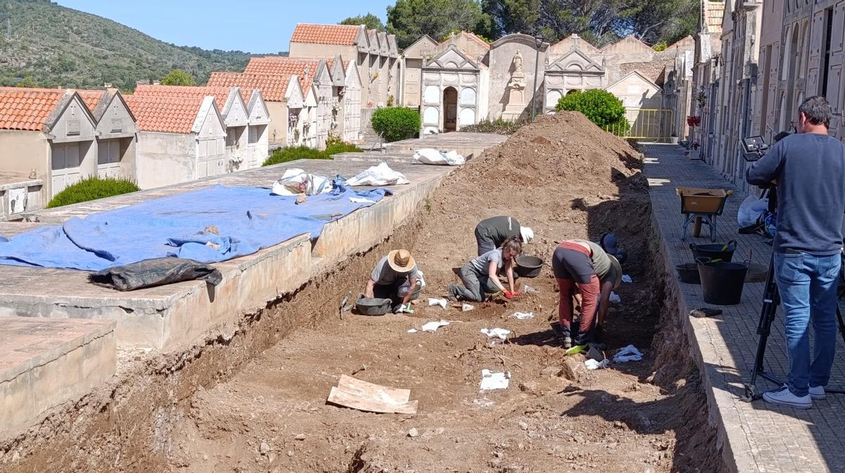 Los trabajos buscan restos de víctimas del fascismo en las fosas del cementerio 'serverí'.