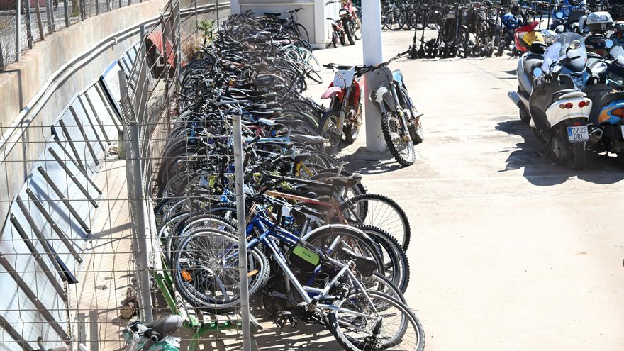 El depósito municipal de Elche acumula 350 bicis y patinetes inmovilizados por el limbo legal