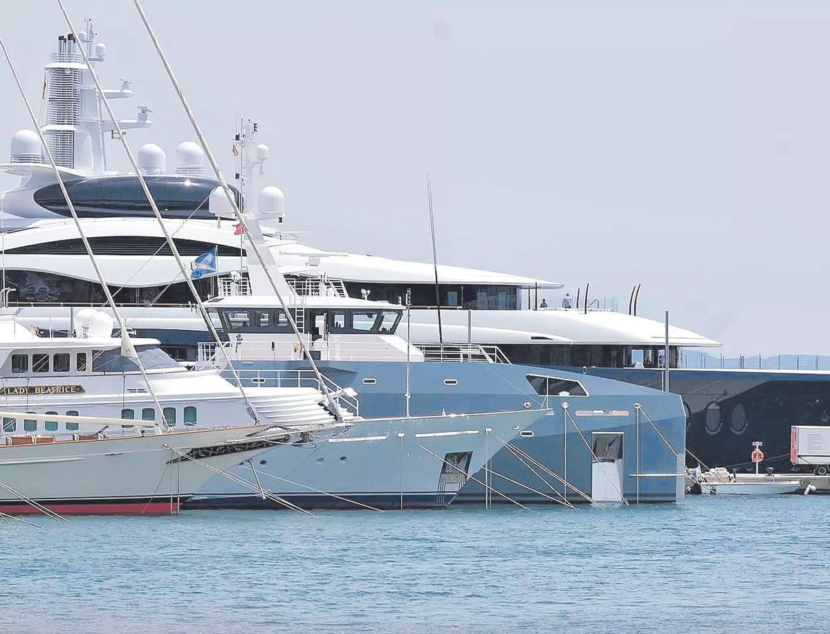 El lujoso barco de Marc Zuckerberg, amarrado en el puerto de Palma días antes de su llegada a la isla.