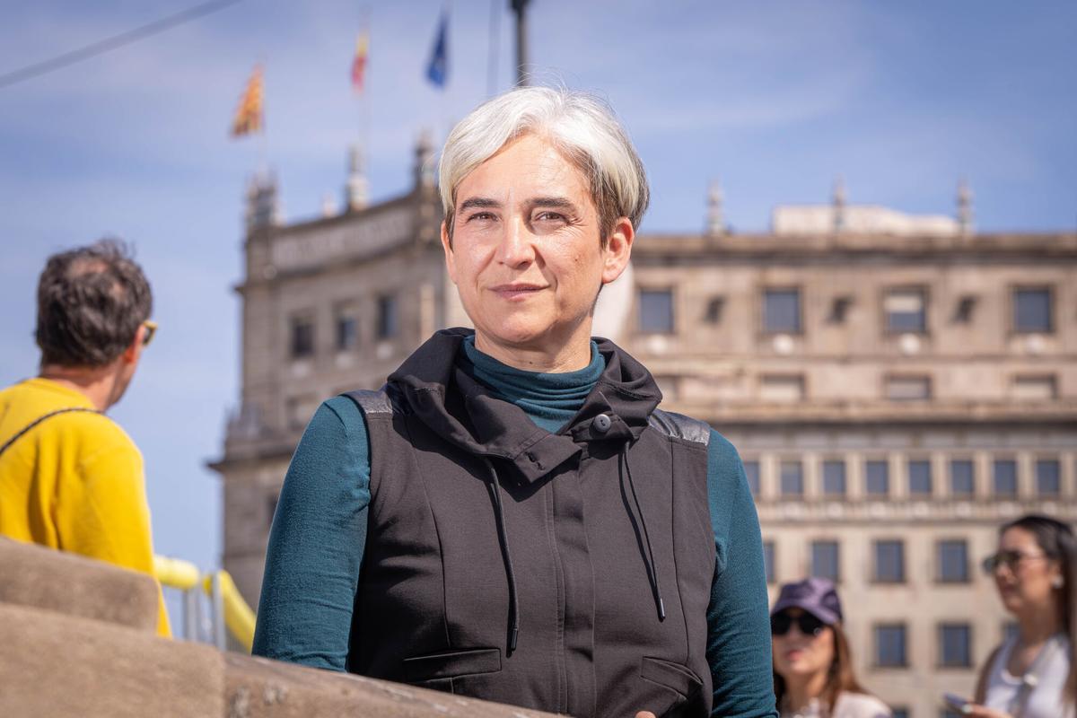 La exacaldesa de Barcelona, Ada Colau, posa en plaza Catalunya.