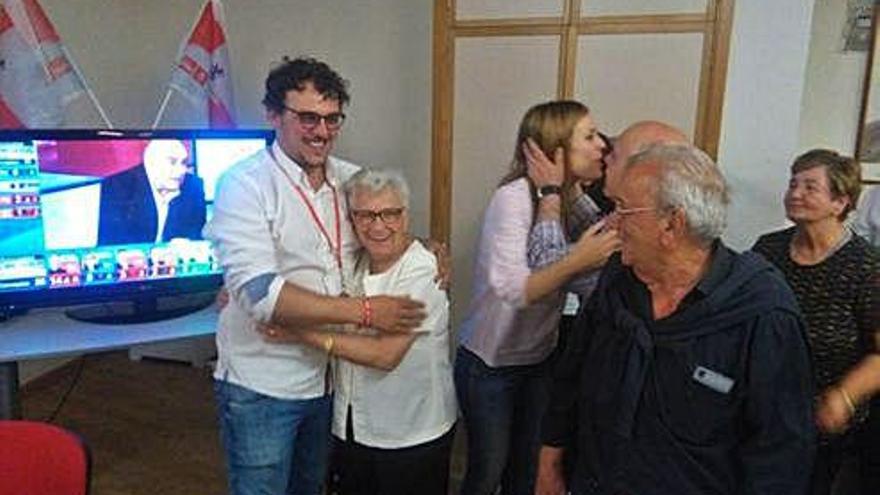 Del Bien recibe la felicitación de sus abuelos en la sede del PSOE, tras conocer el resultado final.