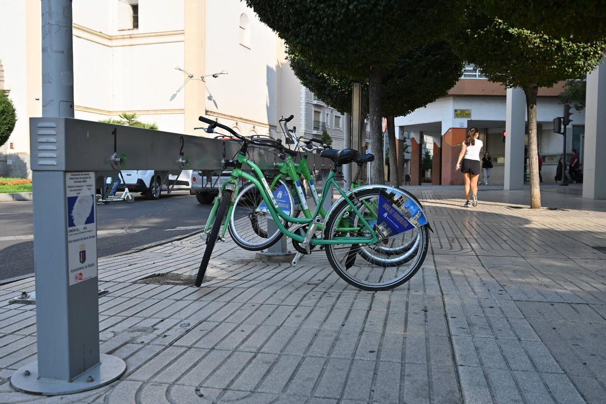 Bicicletas del servicio público de alquiler, Biba, en la base de la plaza de San Atón.