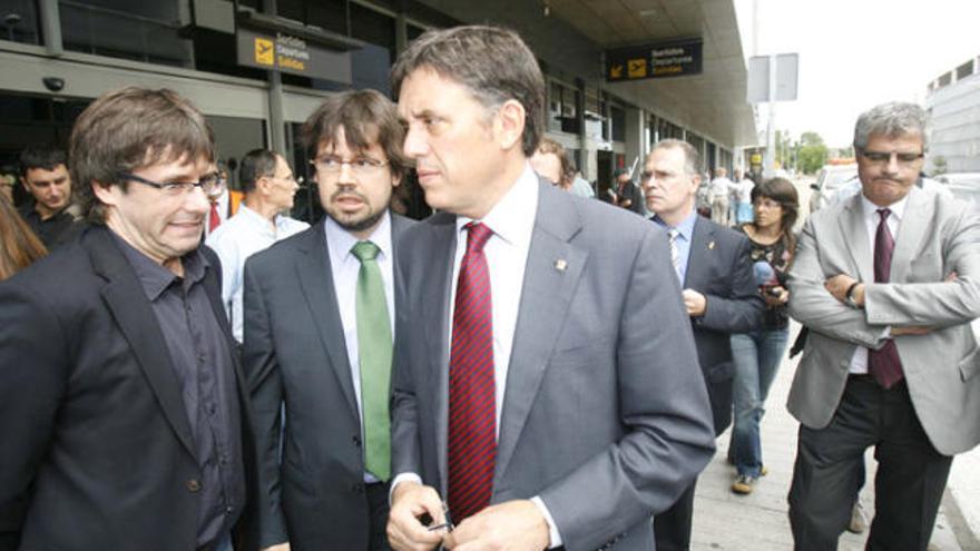 Recoder, amb Font i Puigdemont en primer terme, en una visita recent a l&#039;aeroport.