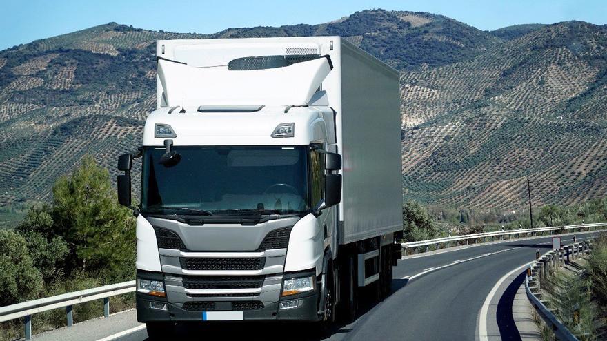 Las nuevas ayudas para el permiso de conducir camiones y buses llegarán hasta Extremadura: 3.000 euros por persona