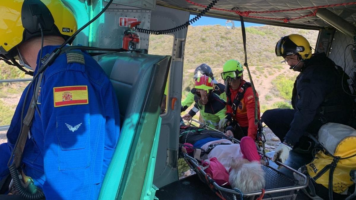 Rescatan a una senderista en helicóptero desde Calblanque