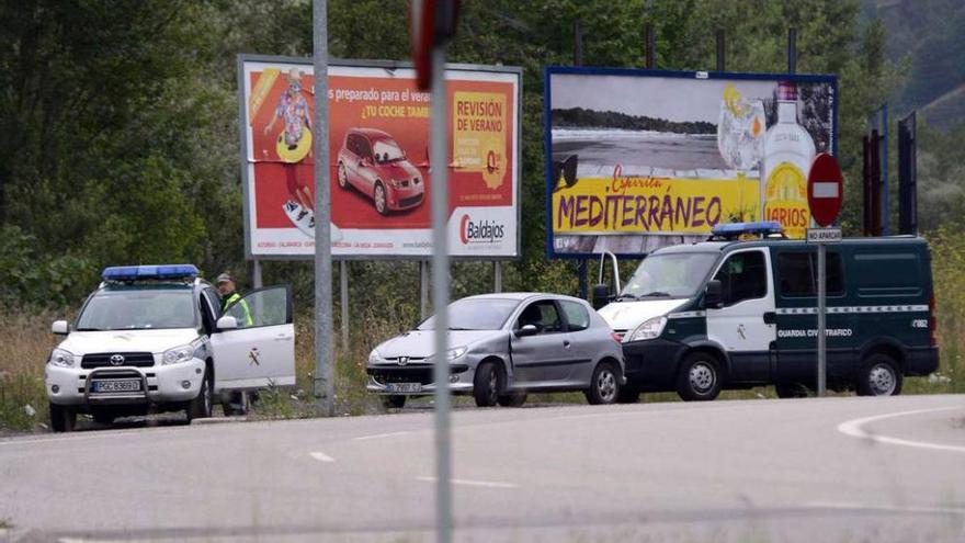 El vehículo, detenido en la glorieta de Riaño.